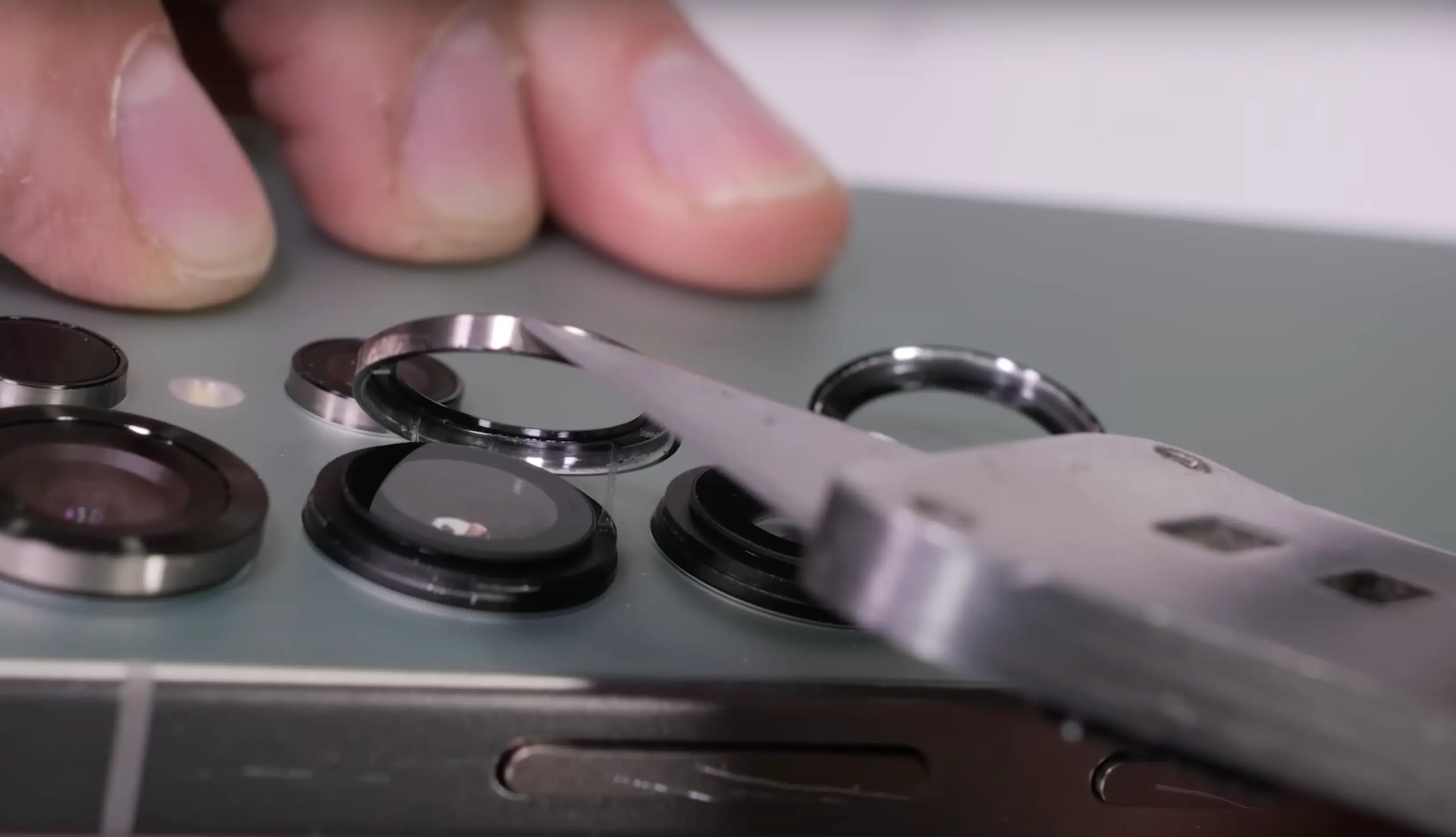 The YouTuber revealed that the camera rings are actually fake (YouTube/@JerryRigEverything)