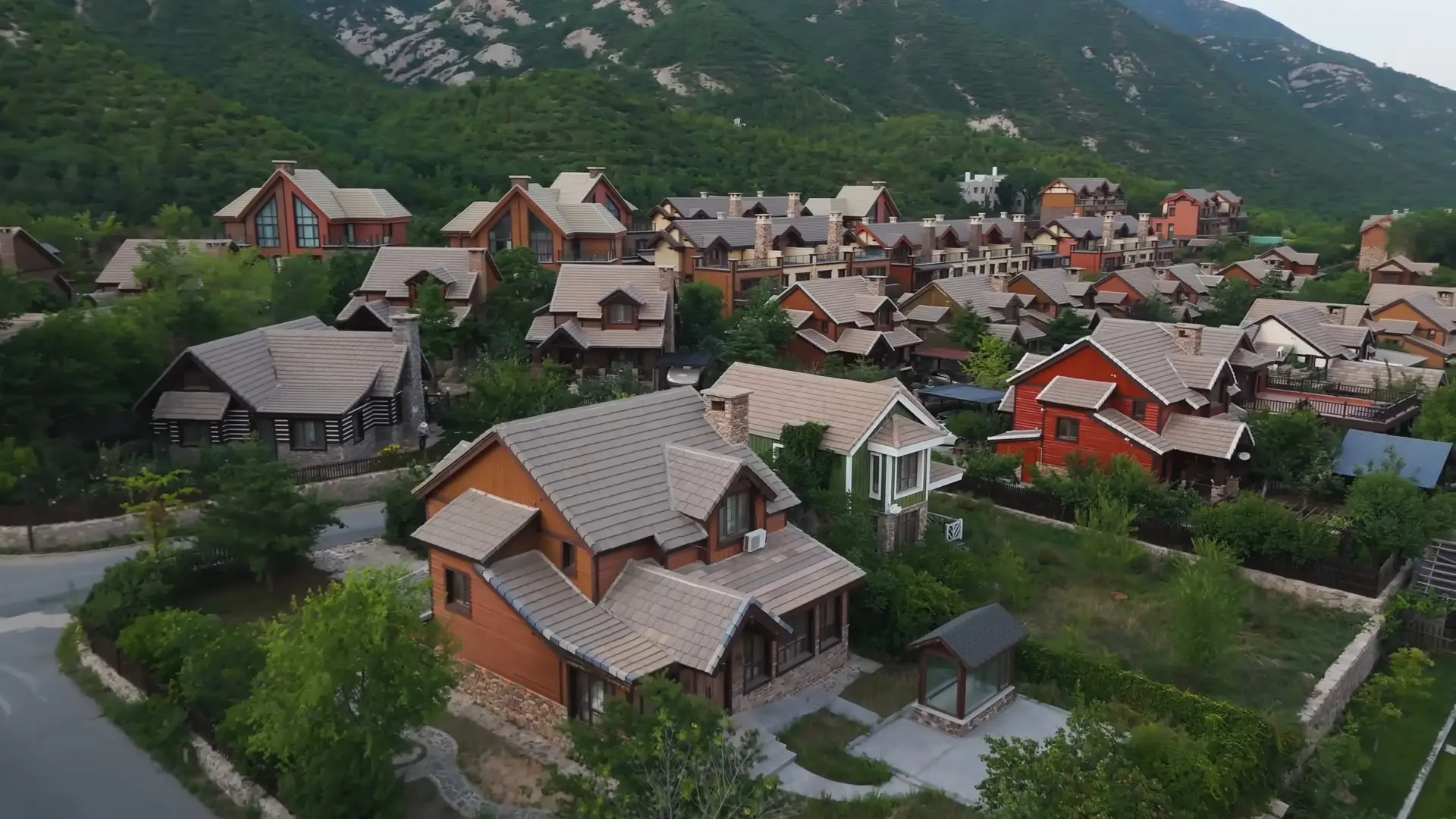 This Chinese town is eerily similar to its American counterpart (Drew Binsky/YouTube)