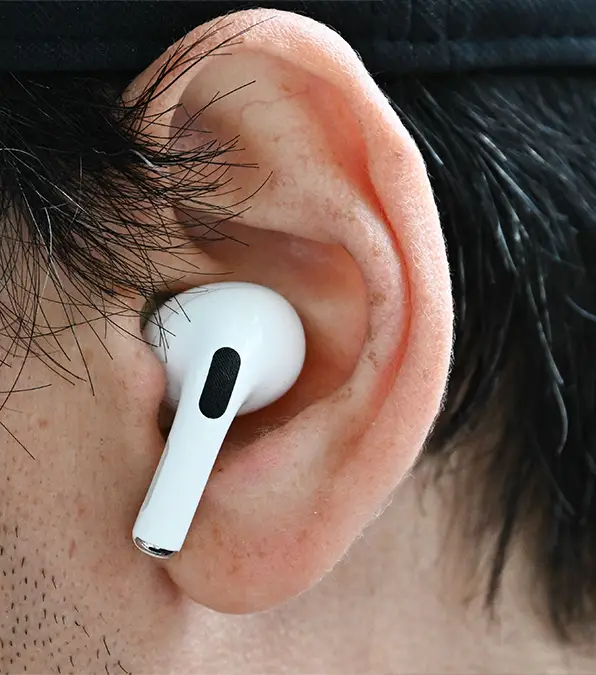 Pay attention to which AirPod you take out when someone speaks to you / PATRICK T. FALLON / Contributor / Getty