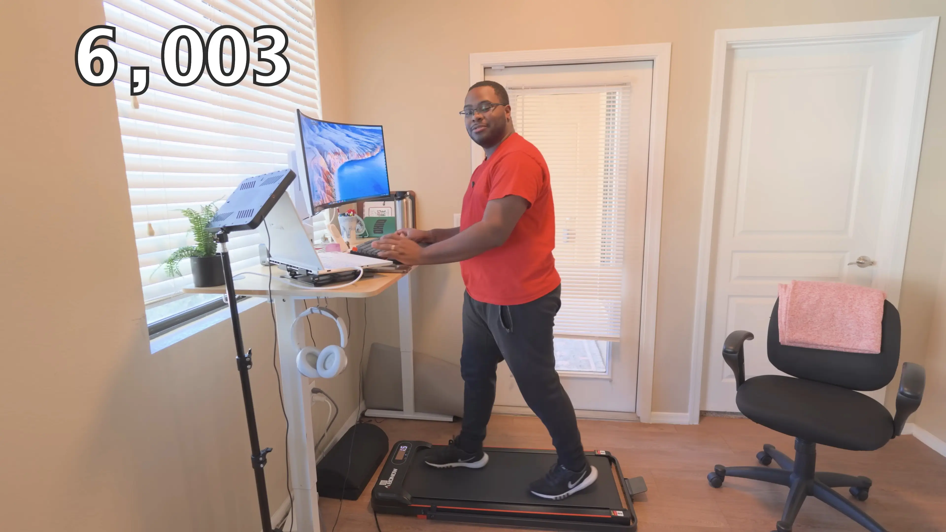 He paired laps around his apartment block with sessions on a desk treadmill to reach the daily 10,000 step goal (YouTube/André Norrils)