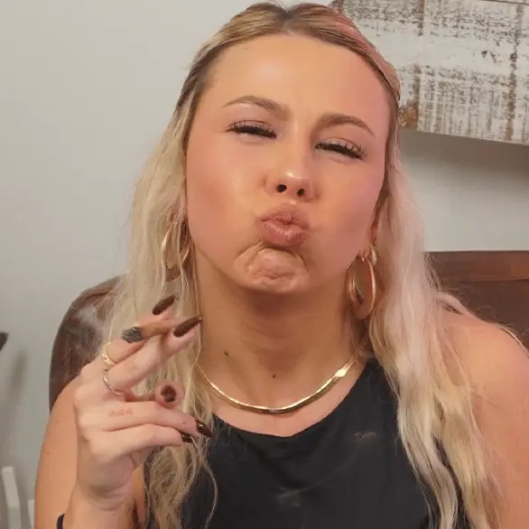 @‌HalieyWelchX/X / hawktuah_/Instagram