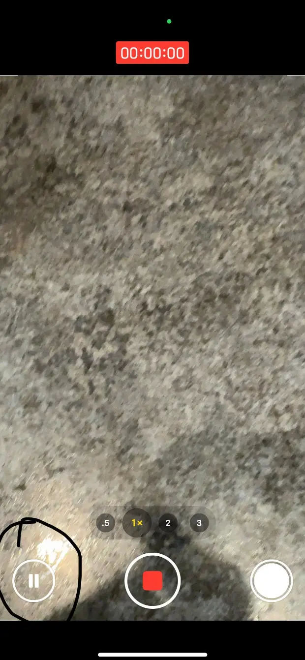 The iPhone now seems to have a pause button while video recording (Reddit/andron111x)