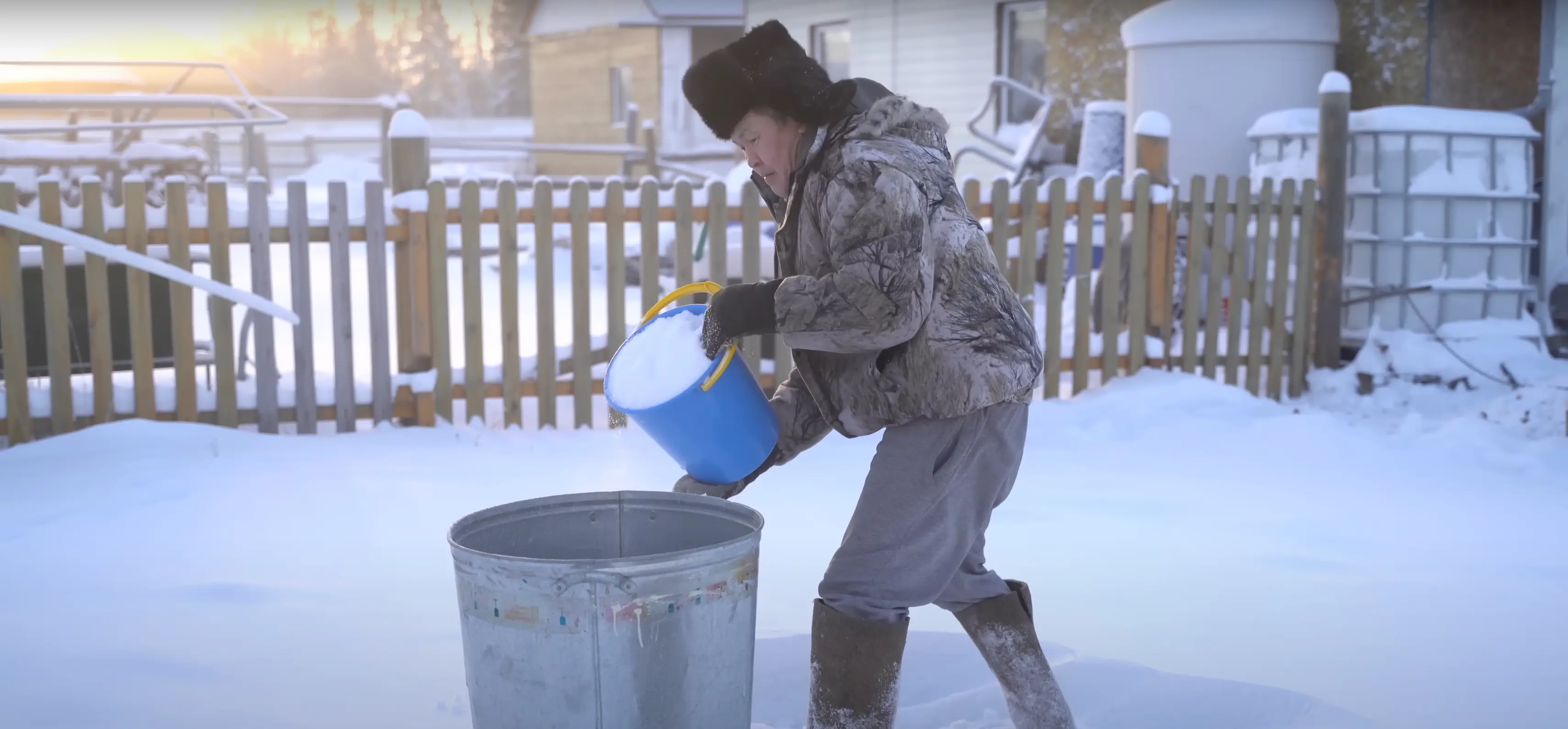 Locals collect snow from their garden to use in their bath house (YouTube/@KiunB)