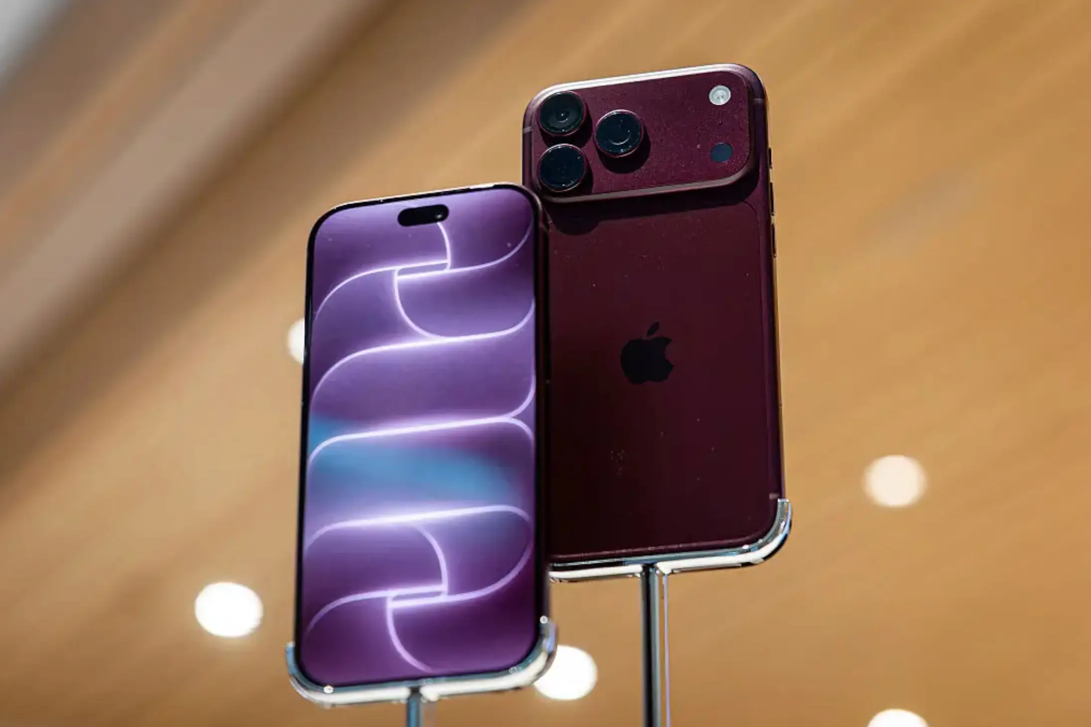 Some iPhone 18 Pro Max devices are losing their cellular connection (Annice Lyn/Getty Images)