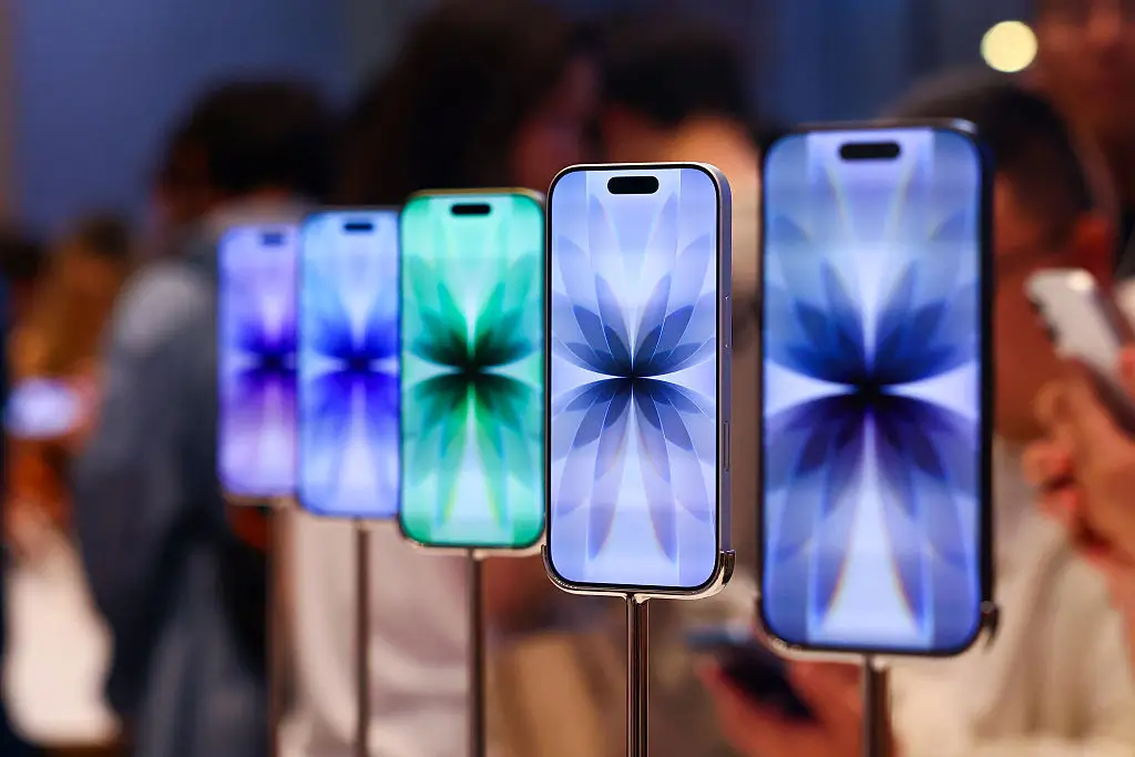 You might want to think about changing your wallpaper to suit this cool new feature (VCG/VCG via Getty Images)