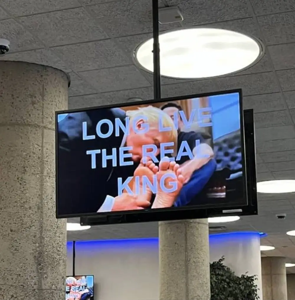 Sources claim staff struggled to remove the NSFW video from screens (X / @JStein_WaPo)