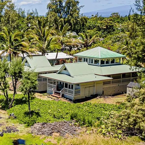 Salt Water Real Estate / twomeows / Getty