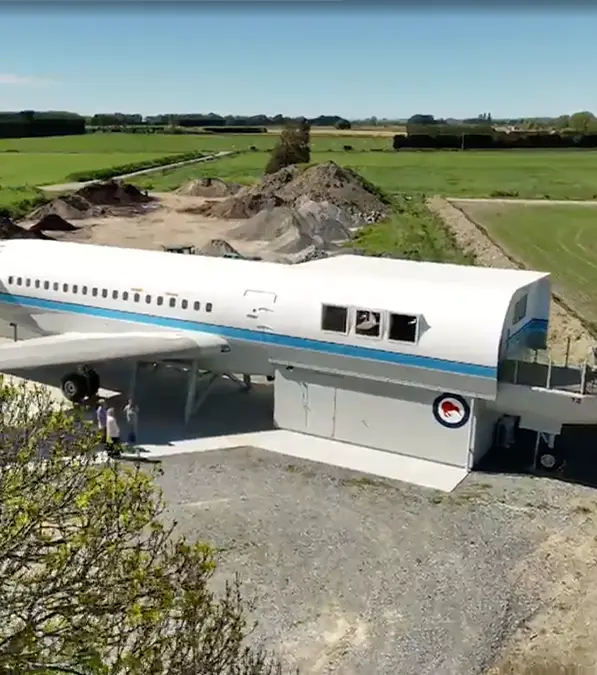 Neil Mugford set out to build a treehouse for his grandkids when he discovered a retired Boeing 727 (1News)