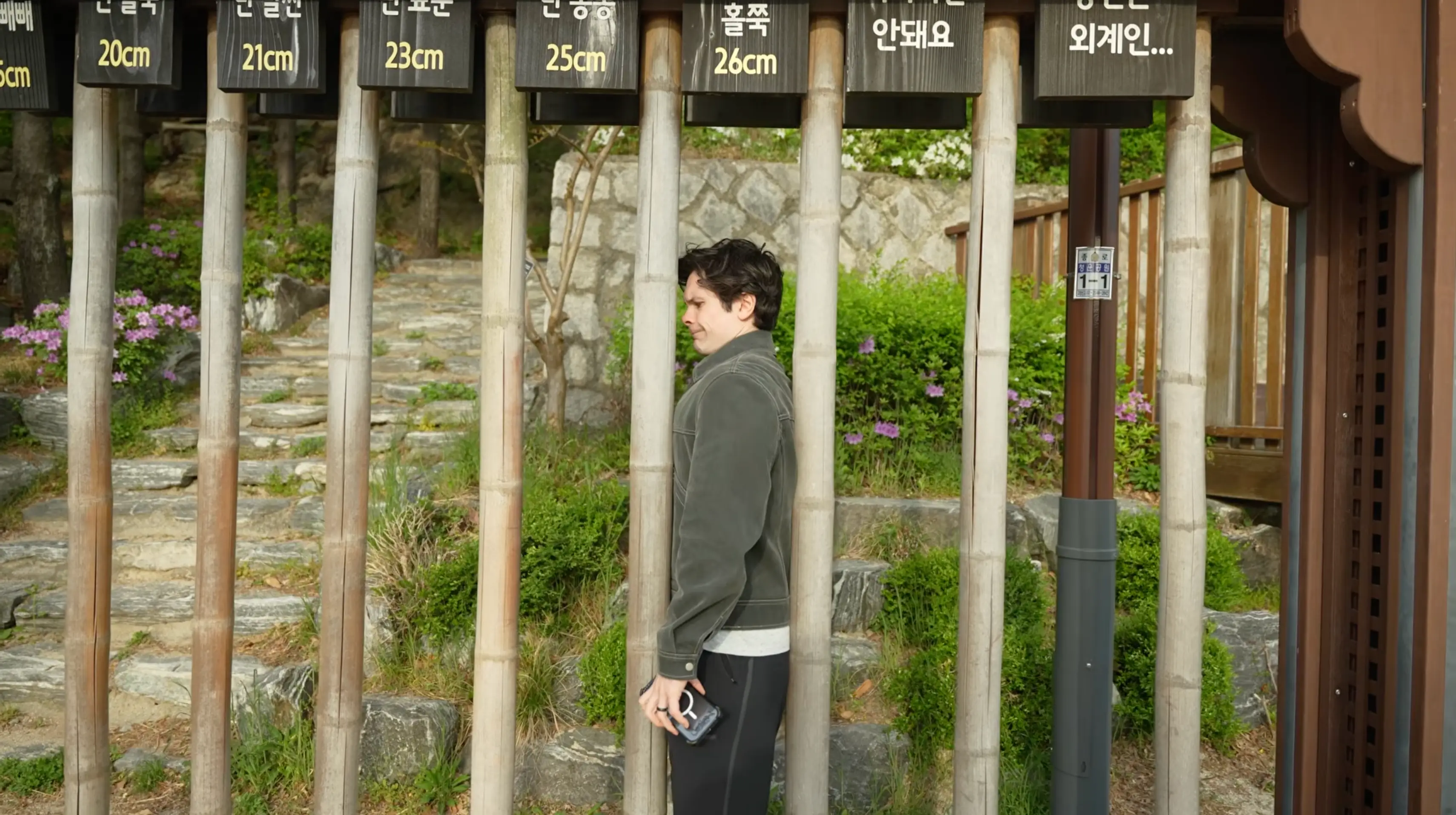 The YouTuber found a 'fat test' in a South Korean park (YouTube/@WillTennyson)