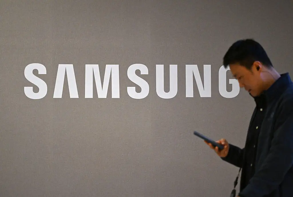 A Samsung survey has uncovered the reality of how often strangers look at your phone screen (Jung Yeon-je/AFP via Getty Images)