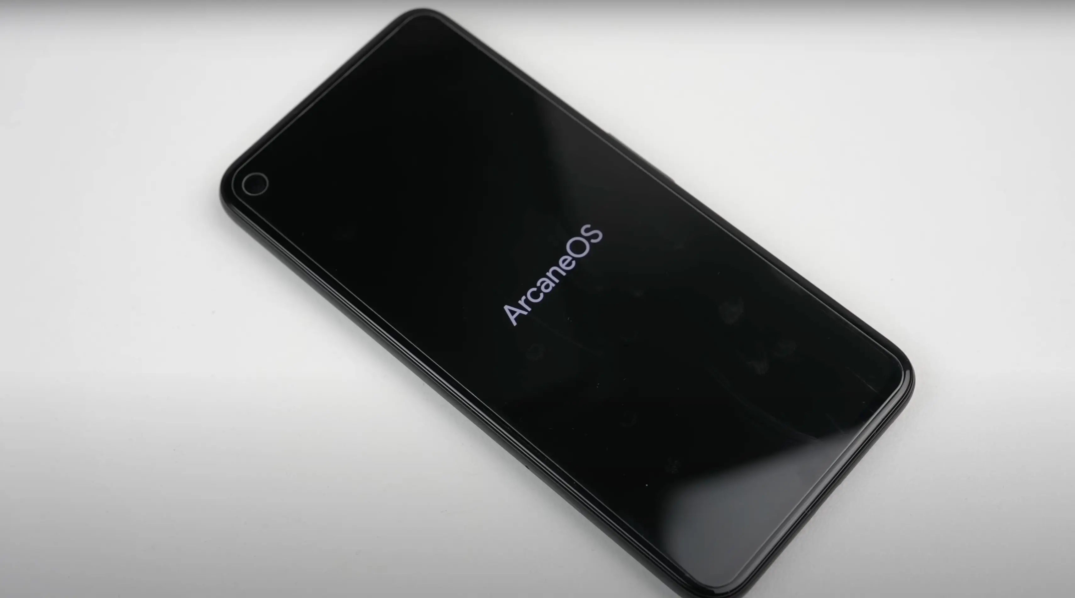 The phone enabled the FBI to read messages sent by the criminals (YouTube/@HughJeffreys)