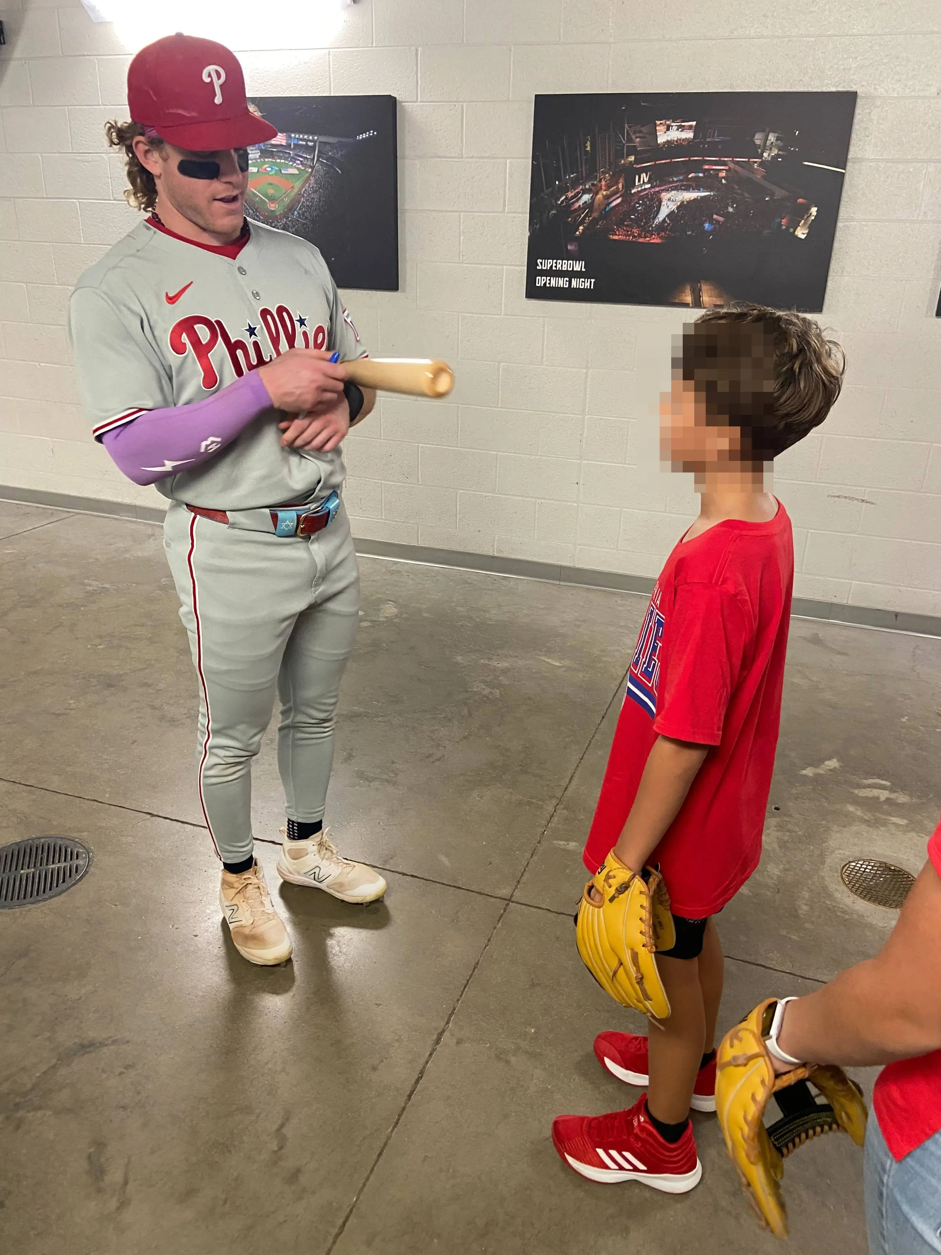 Lincoln Feltwell ended up getting a much better gift (X / Phillies)