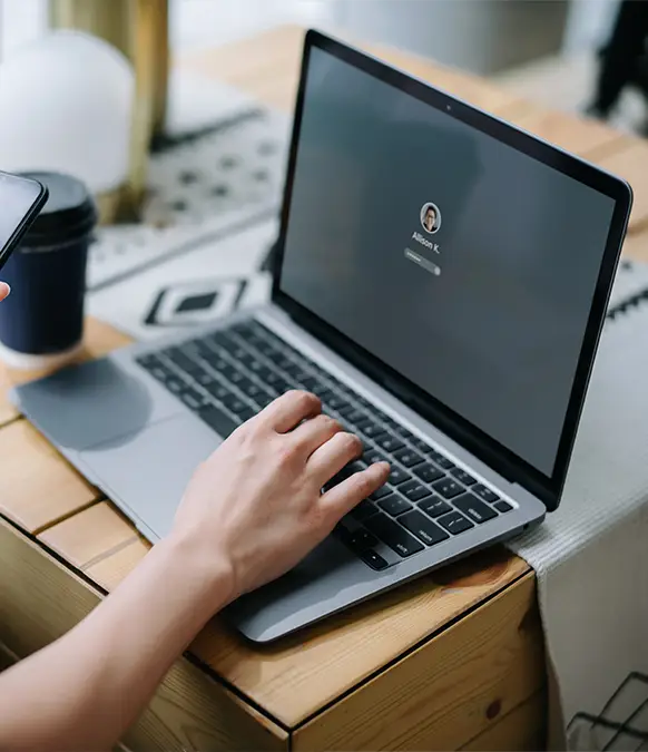 Experts suggest all users should use a password generator and manager for optimal online security / SEAN GLADWELL/ d3sign / Getty