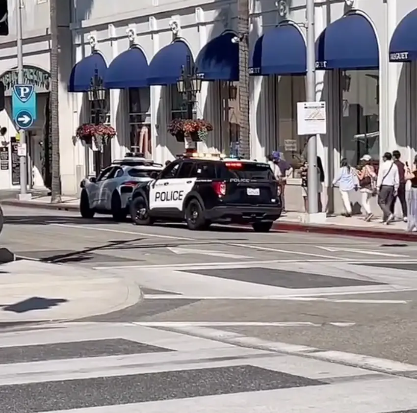 The driverless car was pulled over by police (TikTok/@kiefer_d_live)