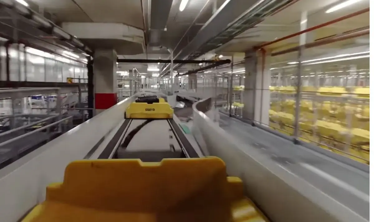 Luggage can travel up to 2.5km along conveyor belts. (Schiphol Airport/YouTube)
