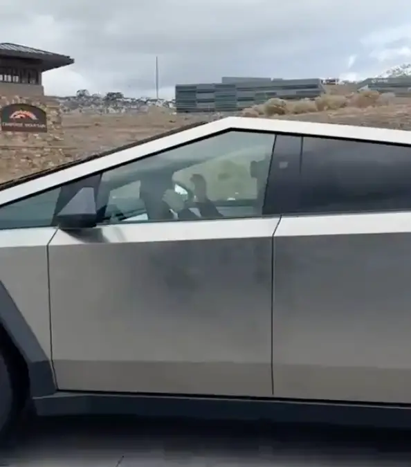 A viral clips shows a Tesla driver using the Apple Vision Pro behind the wheel / @SecretaryPete/X
