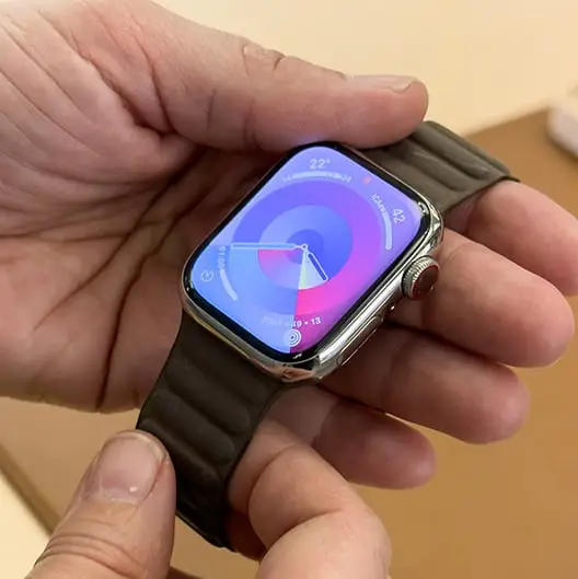 Passenger uses Apple Watch to track down lost luggage at airport workers home