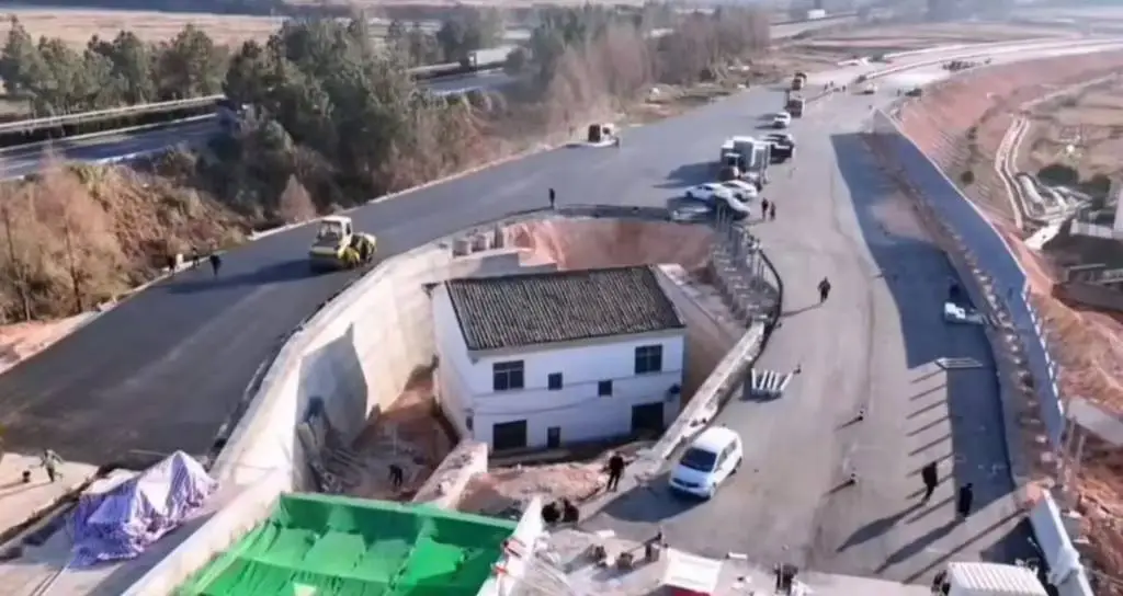 The tofu vendor admits he regrets not taking the government's offer (Douyin)