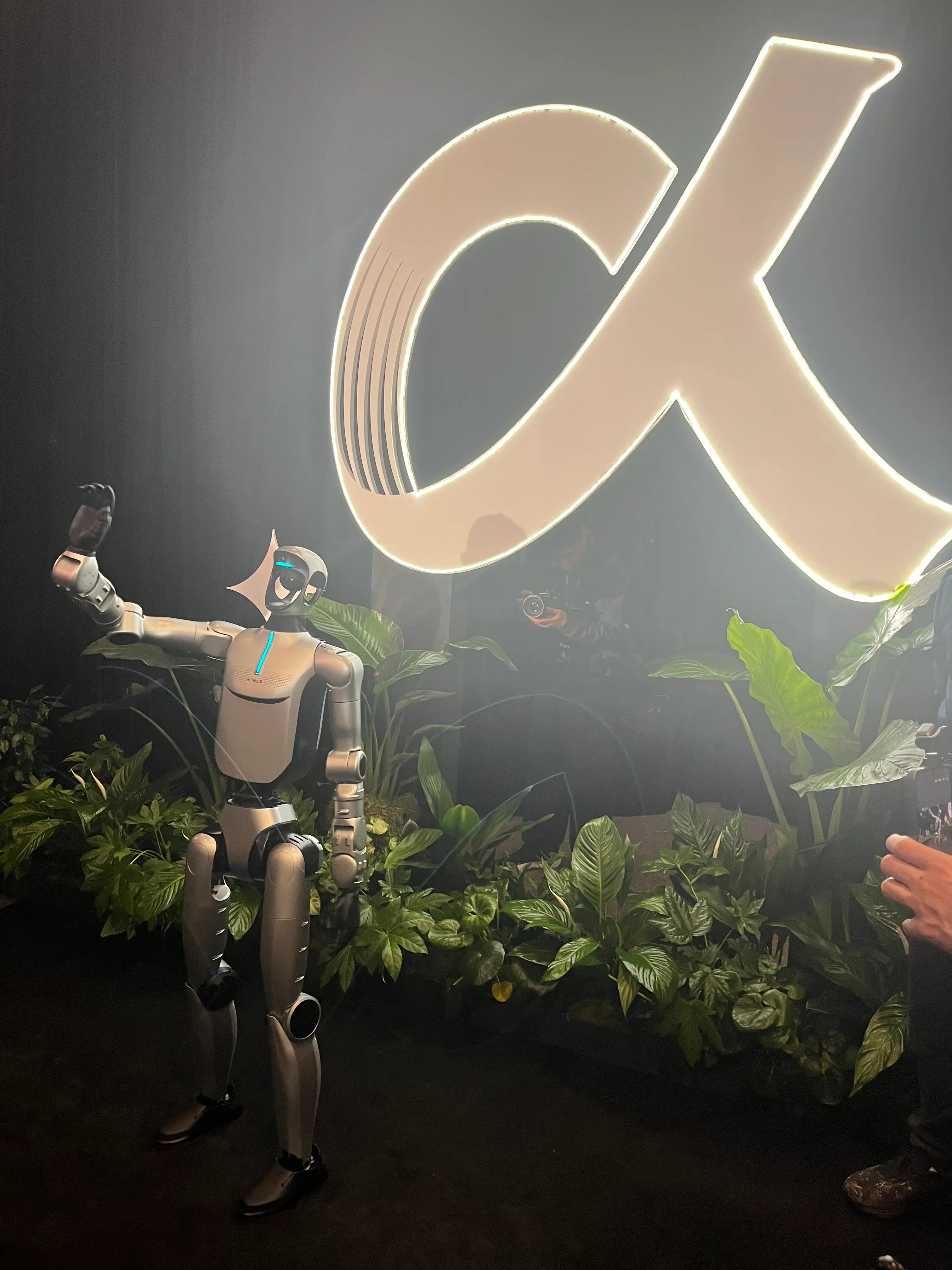 The HONOR humanoid robot was unveiled alongside an appearance from the highly anticipated Robot Phone (UNILAD Tech)