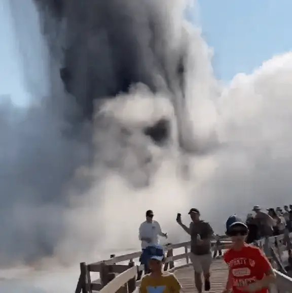 Footage shows tourists running for their lives amidst hydrothermal explosion in Yellowstone