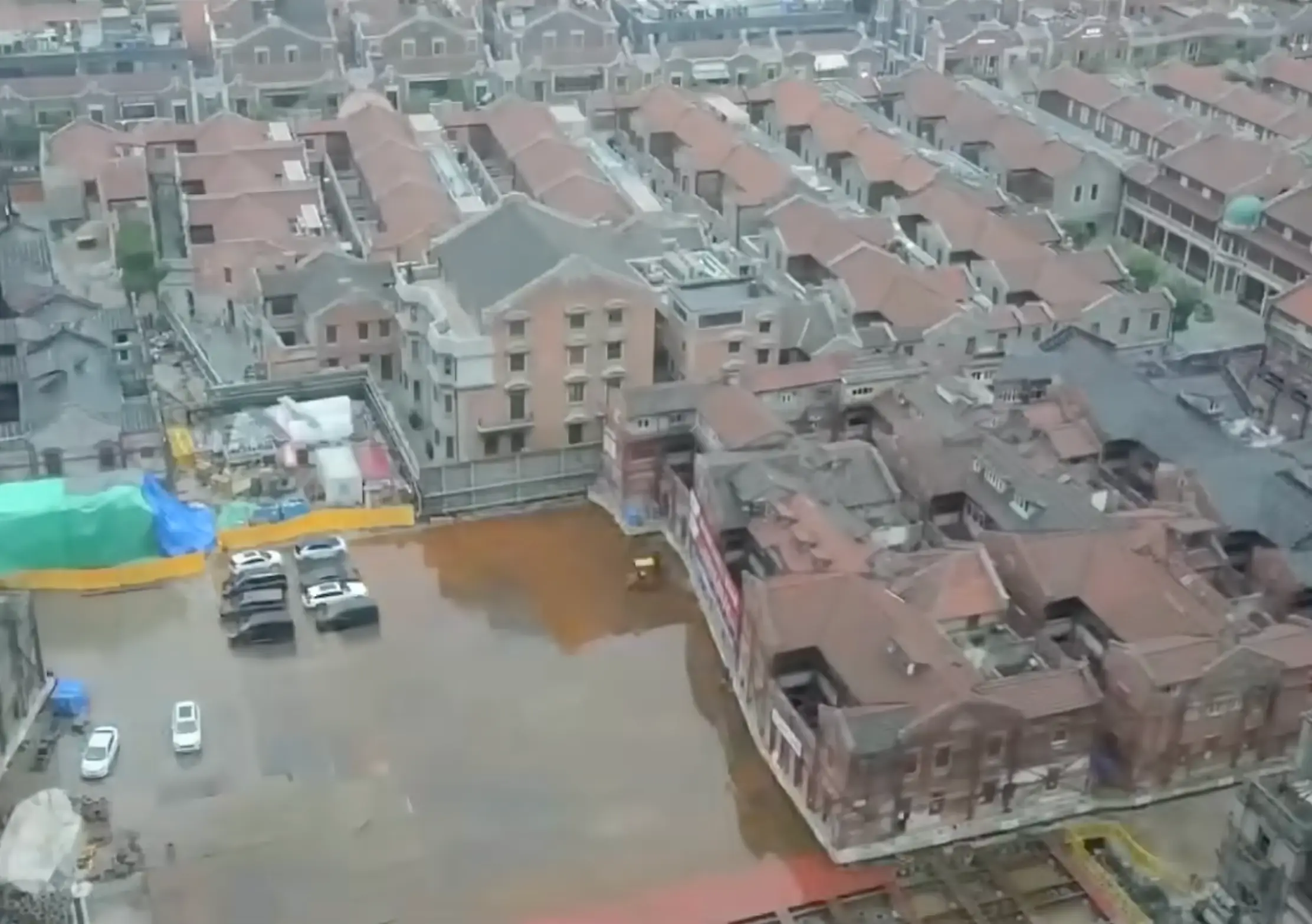 The building is being moved by robots (YouTube/@gagadget.international)