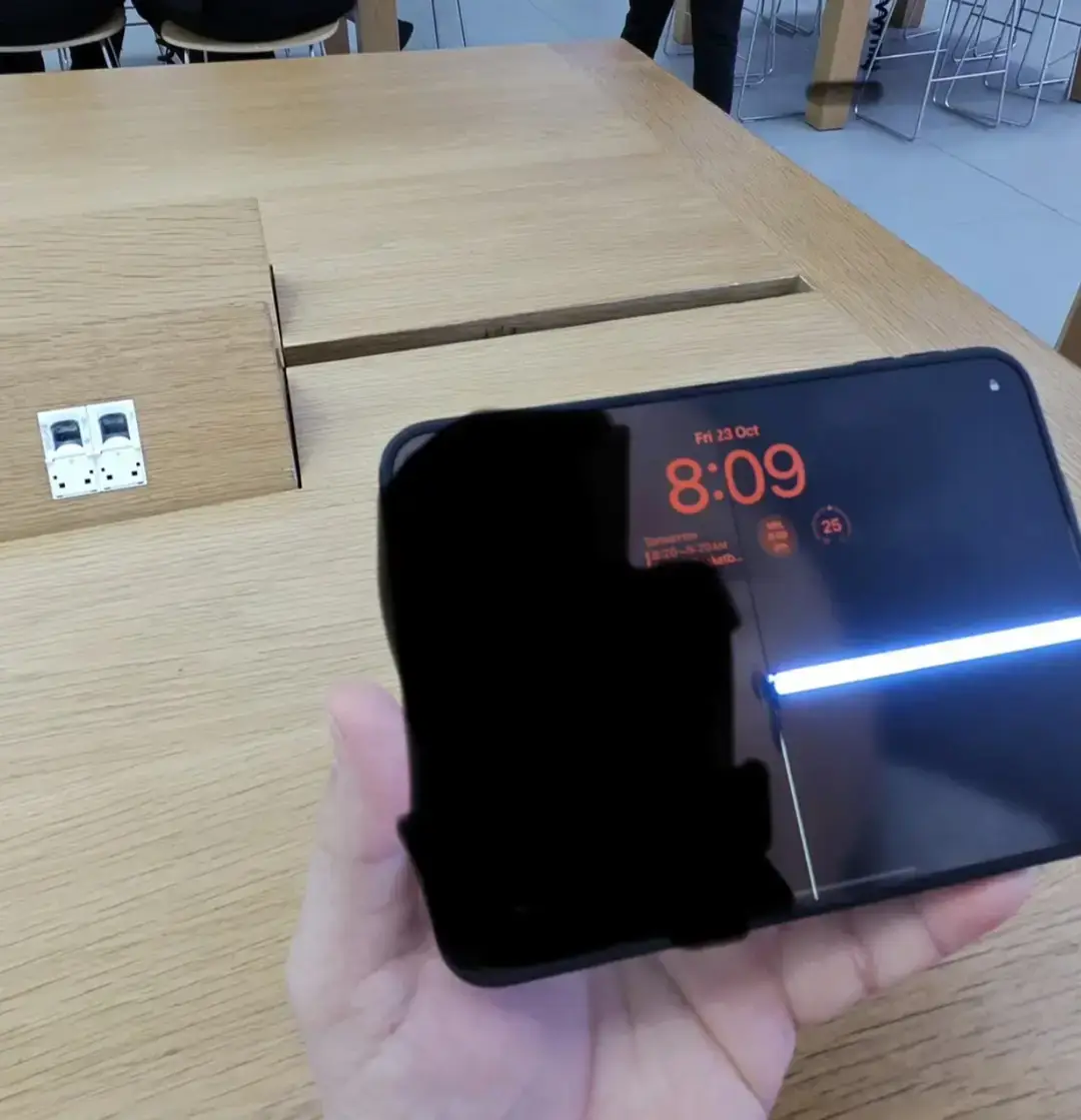 Some users are reporting their iPhone Duo's screens are already cracking (Reddit)