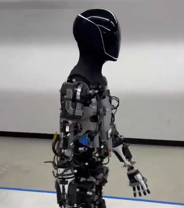 Optimus takes a stroll around the factor floor / Elon Musk/X