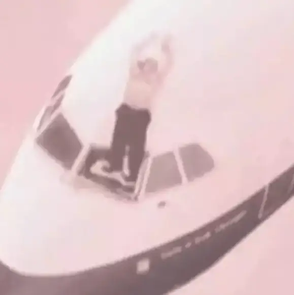 British Airways pilot survived being sucked out of the window for 20 minutes after the windshield broke off