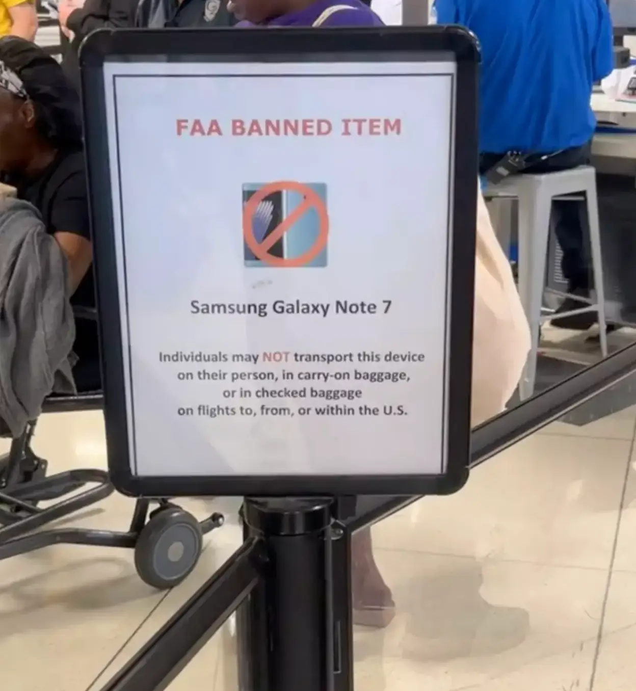 Samsung Galaxy Note 7 phones are banned from flights (TikTok/@malckbro)