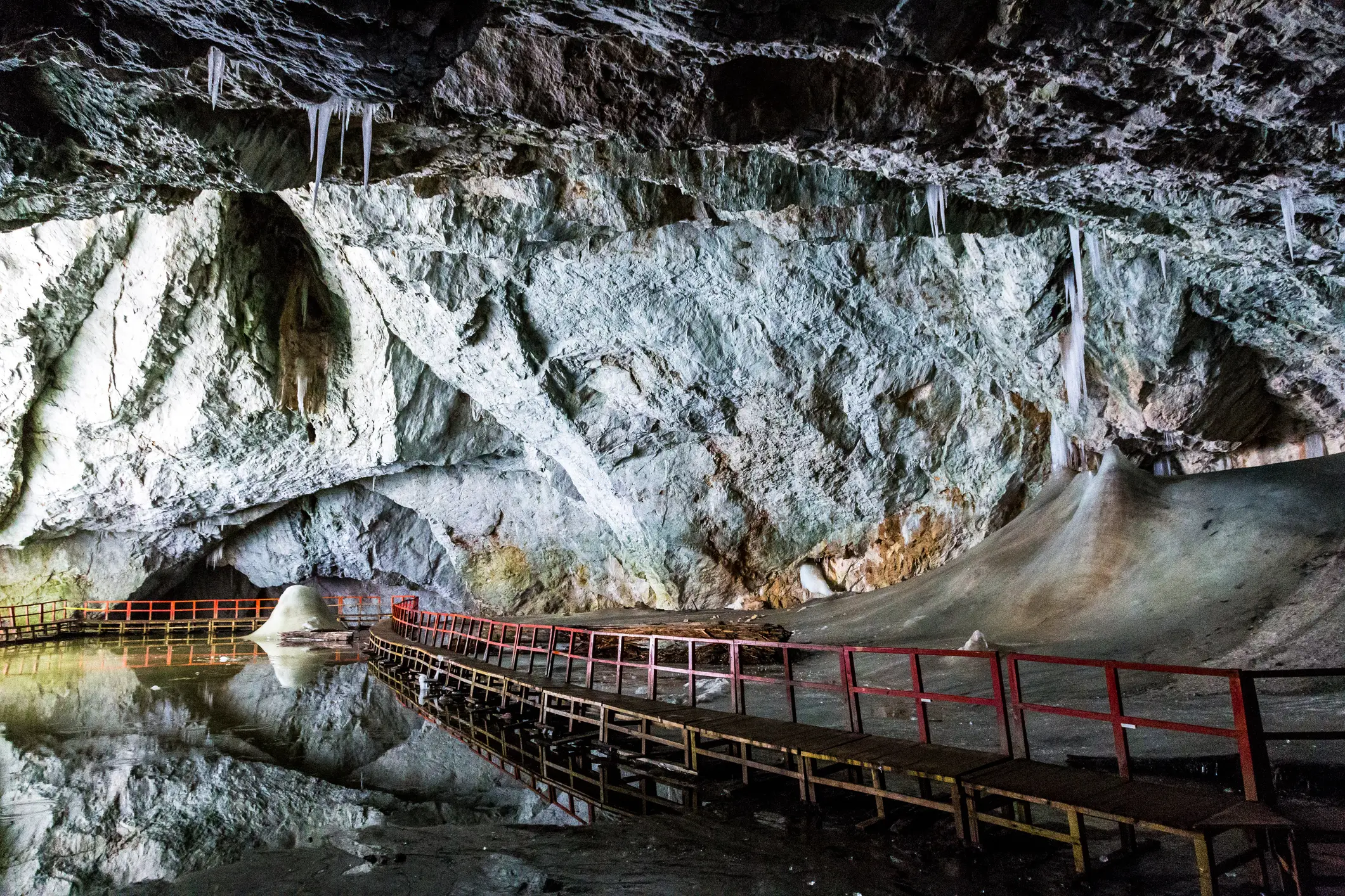 Scientists uncovered frozen bacterial strain in the core of Romania's Scarisoara ice cave (coldsnowstorm/Getty)