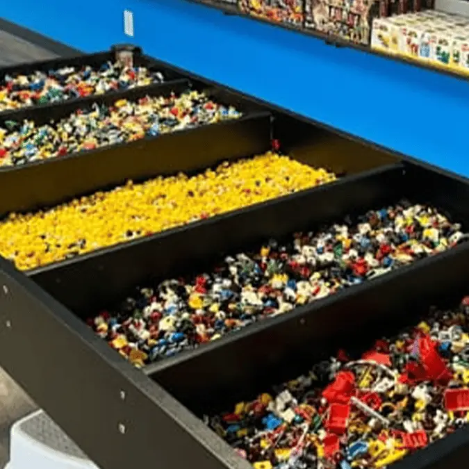 Bricks & Minifigs