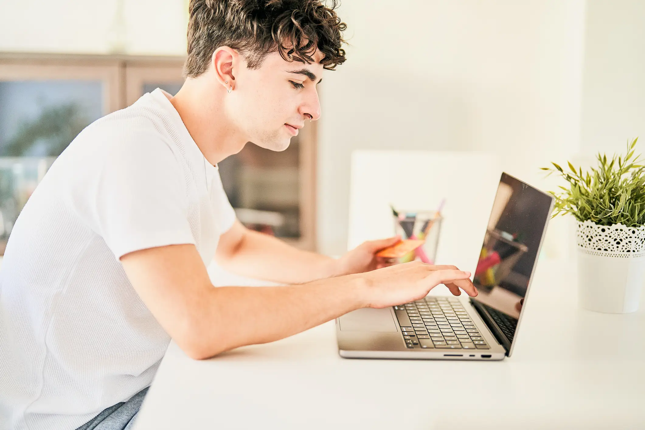 Popular slang in 2025 continues to be heavily influenced by TikTok and Gen A (Fotografía de eLuVe / Getty)