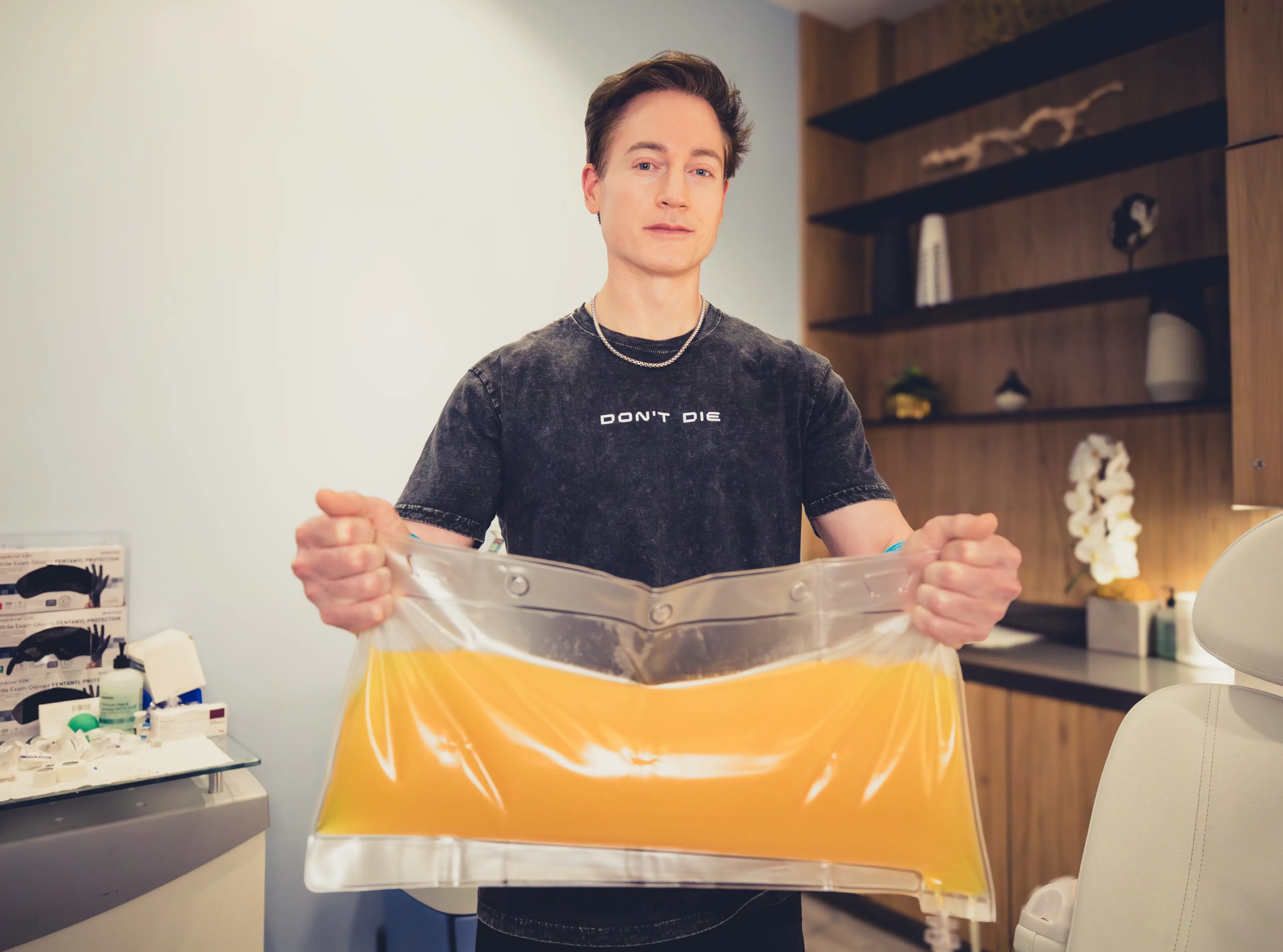 The health fanatic was snapped holding a beer and a cigarette (X/@bryan_johnson)