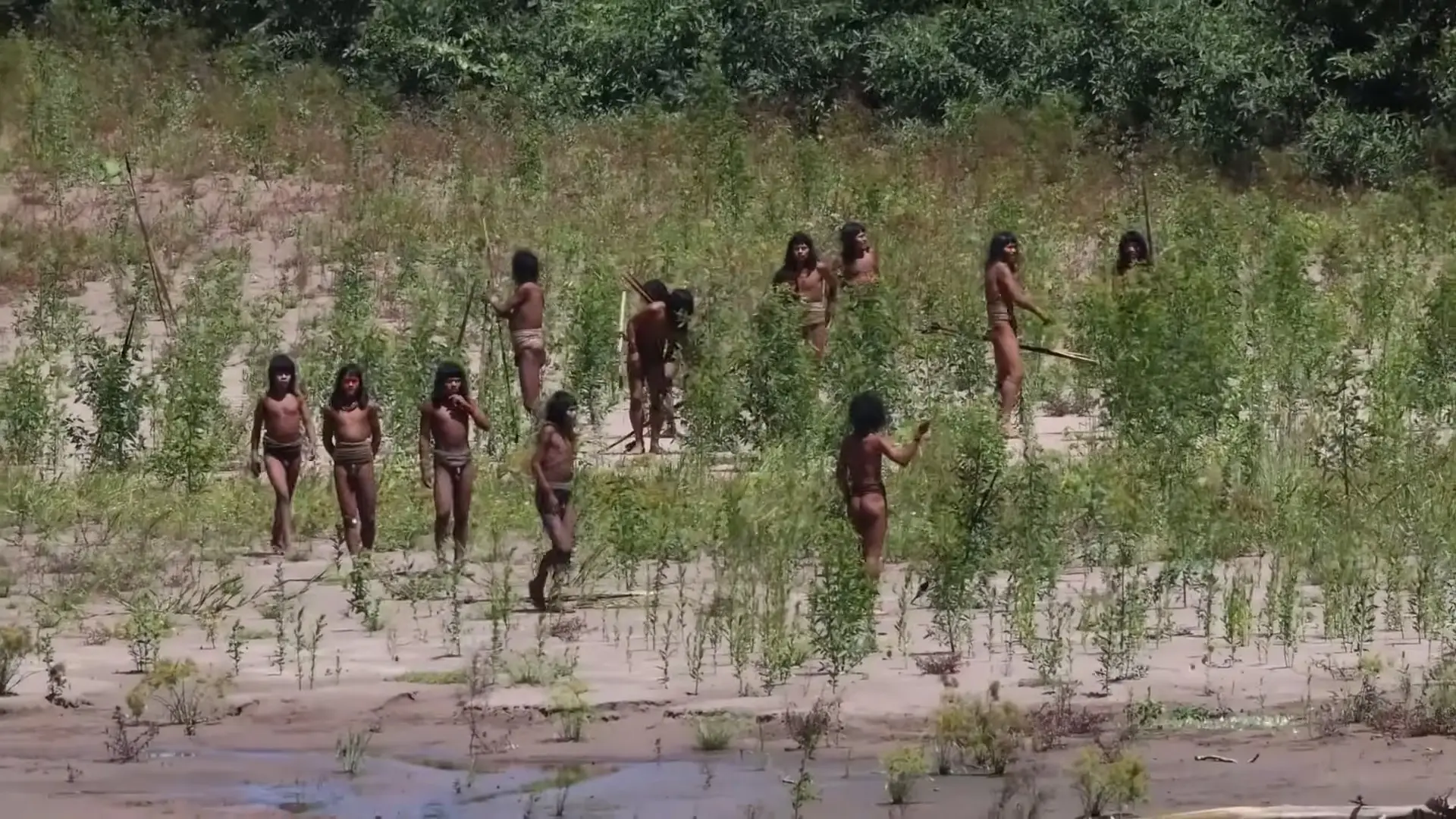 One explorer managed to capture jaw-dropping footage of the Sentilenese tribe from a distance (YouTube/Lex Clips)