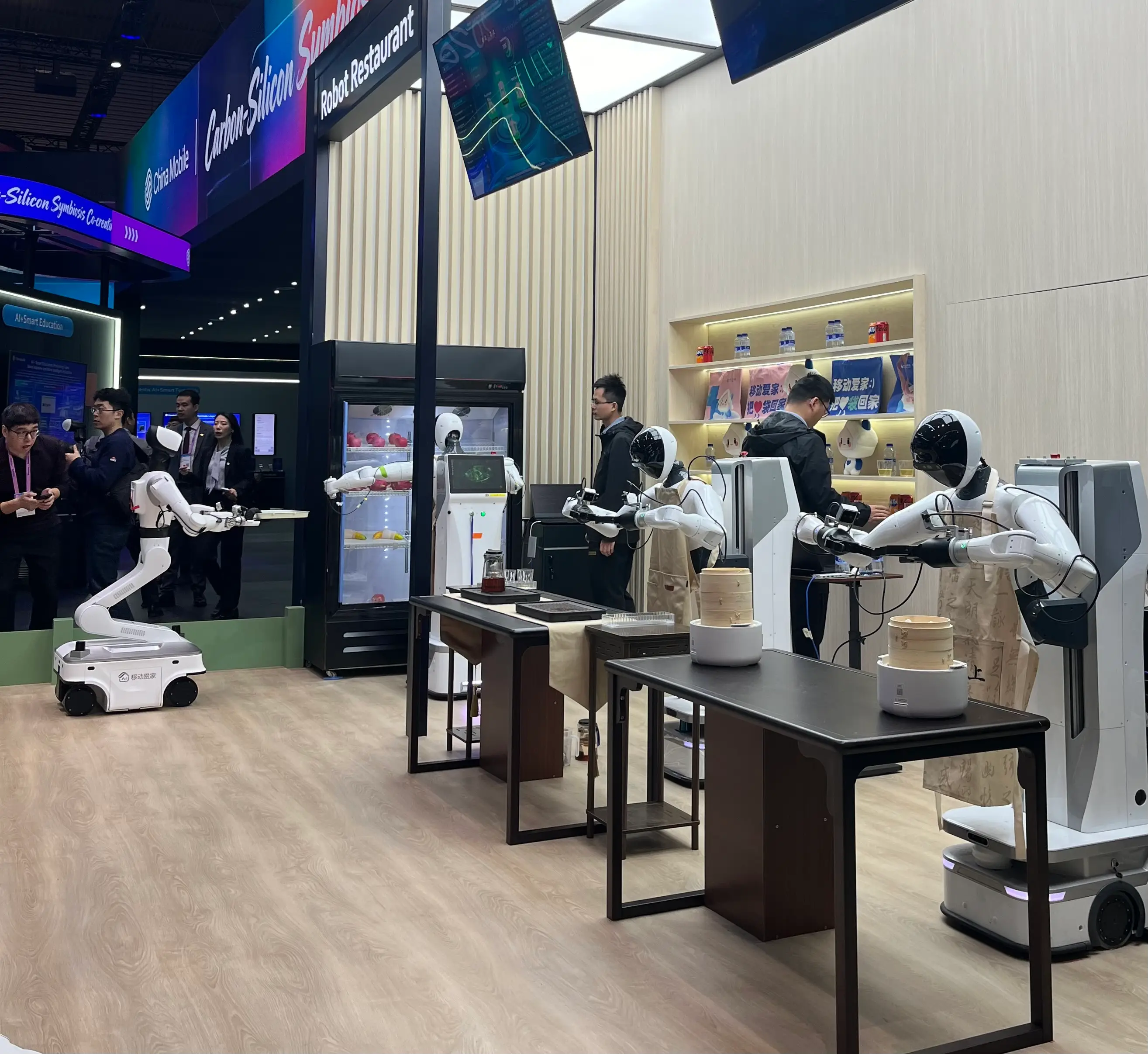 The 'robot restaurant' by China Mobile is being showcased at this year’s Mobile World Congress (UNILAD Tech)