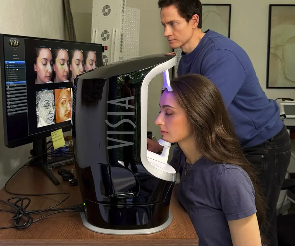 Tolo employs a number of extreme measures to properly analyze and 'de-age' her skin (X/@_katetolo)