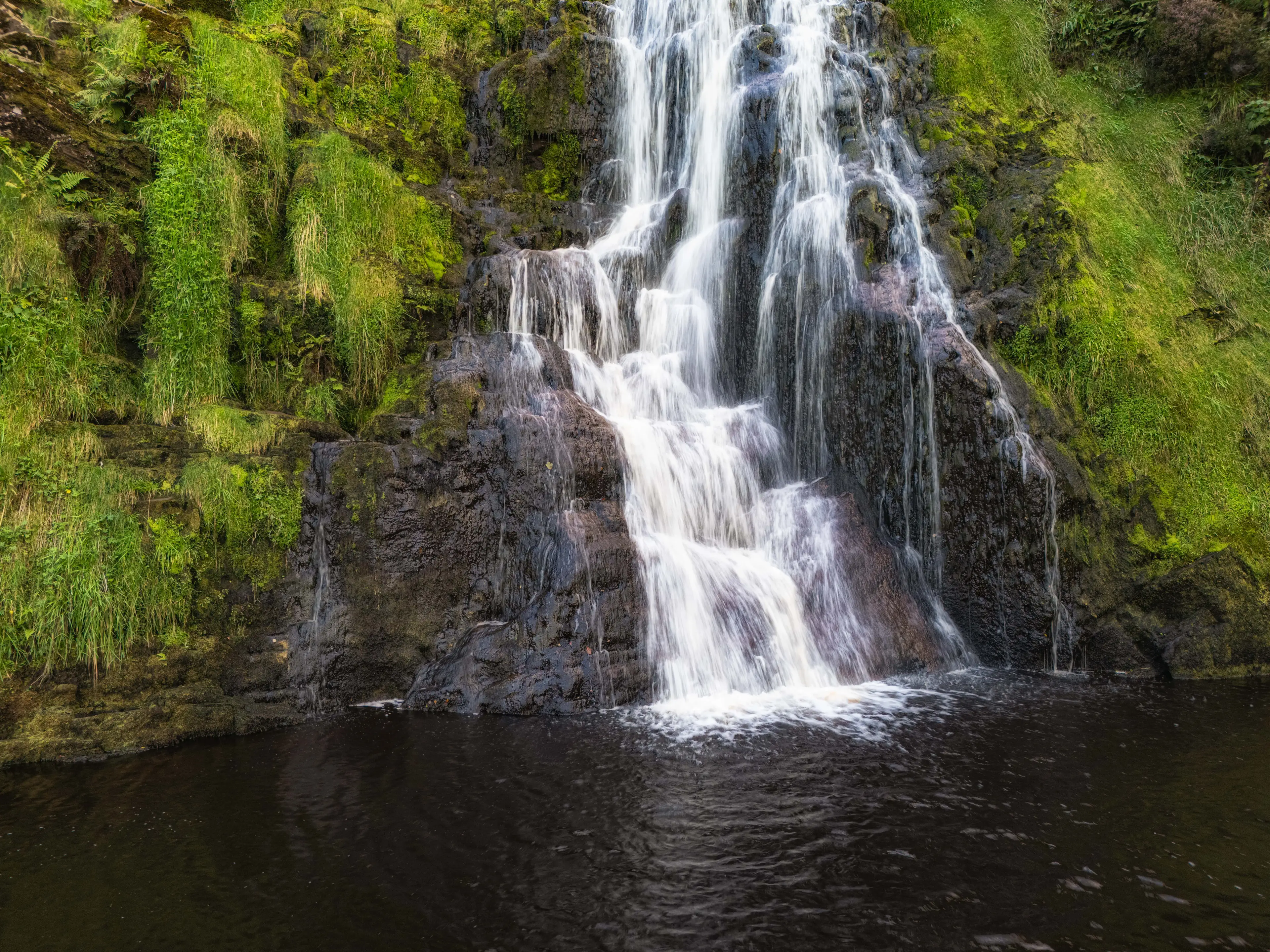 Moe Moe Sa Nay reportedly drowned after getting trapped between two rocks on the waterfall (aluxum/Getty)