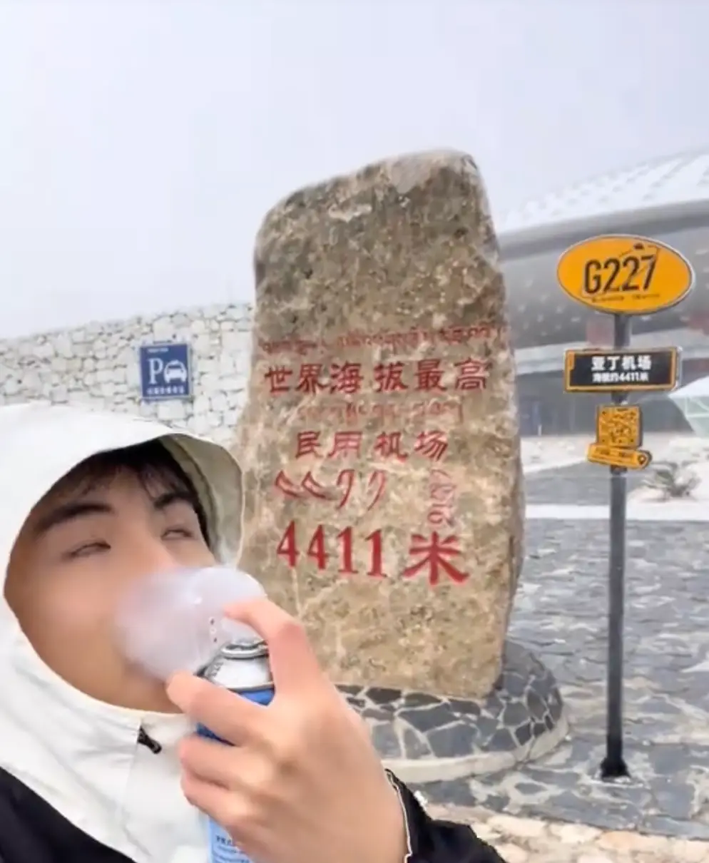 The man went viral for his video at the airport (TikTok/@aligoodguy)