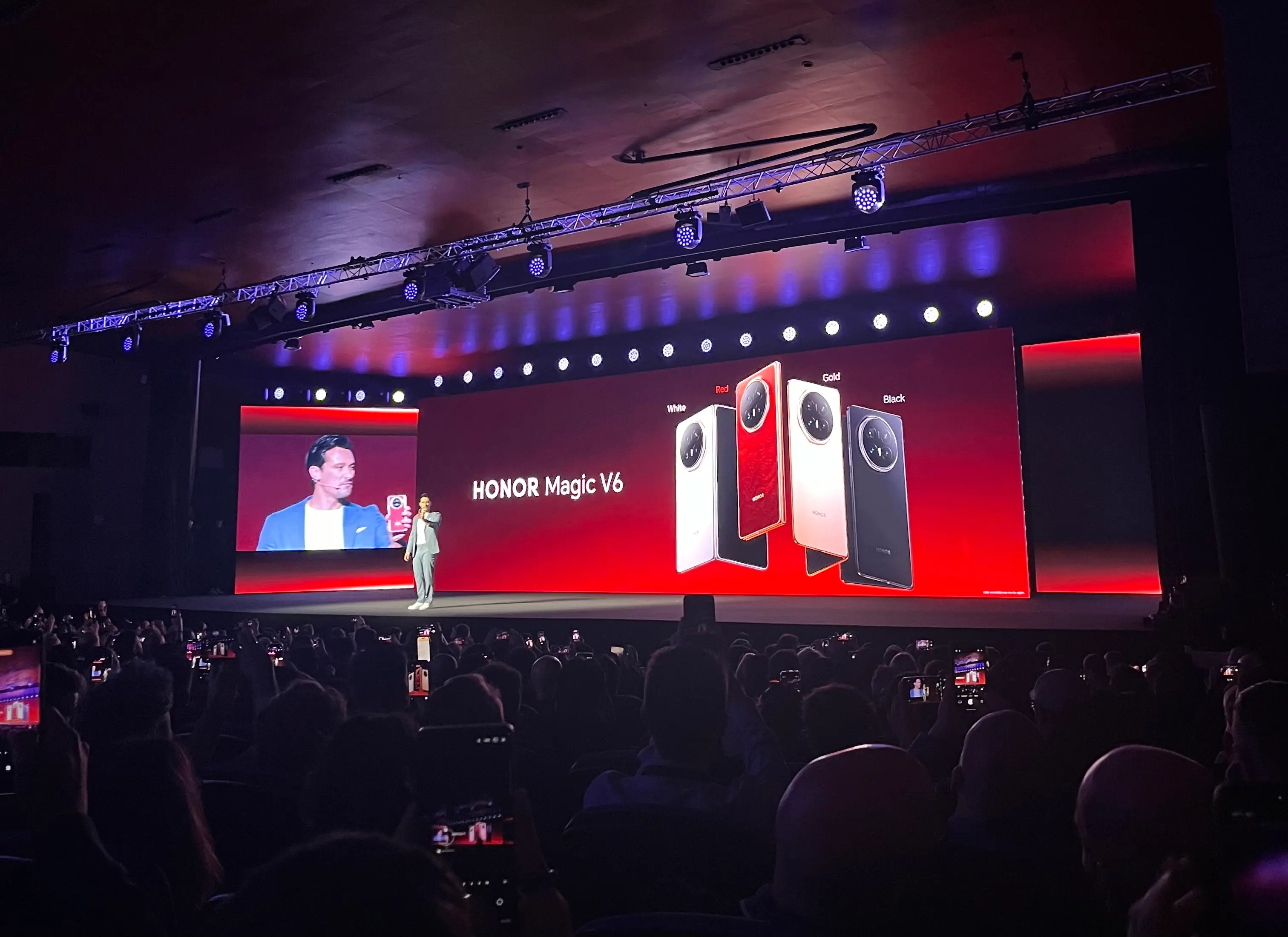 The new Magic V6 has been unveiled ahead of this year's Mobile World Congress (UNILAD Tech)