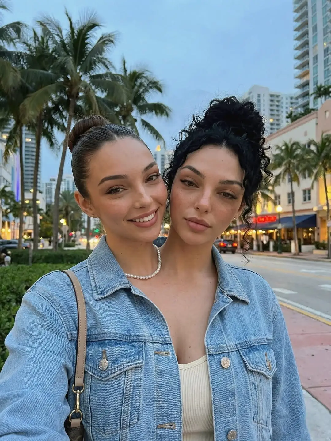 Many people question whether the images are AI (Instagram/@itsvaleriaandcamila)