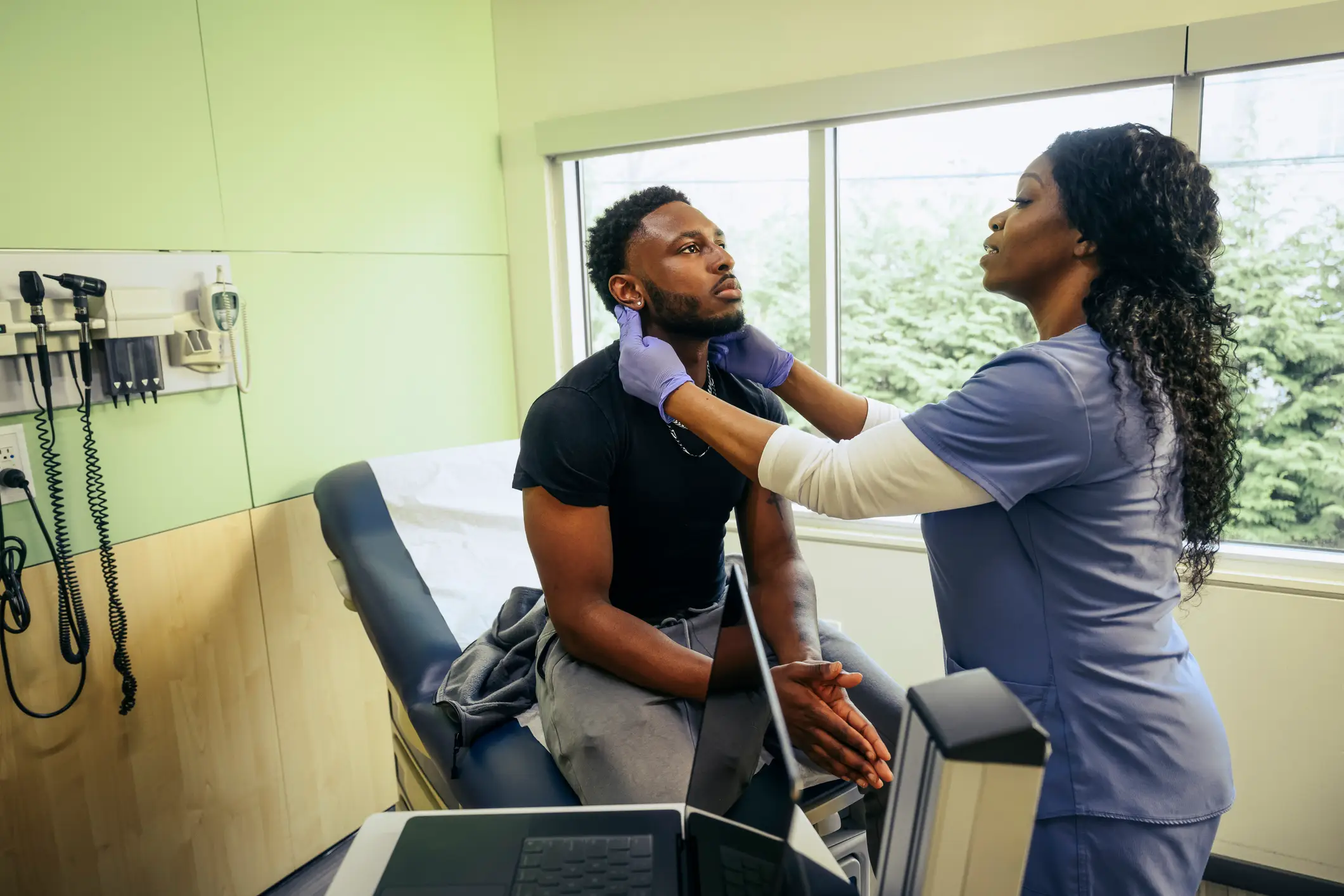 There are some key signs of a potential diagnosis of throat cancer (The Good Brigade / Getty)