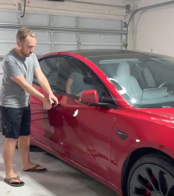 A Tesla owner shows what to do when the Tesla battery is fully drained / X/ @jeremyjudkins_