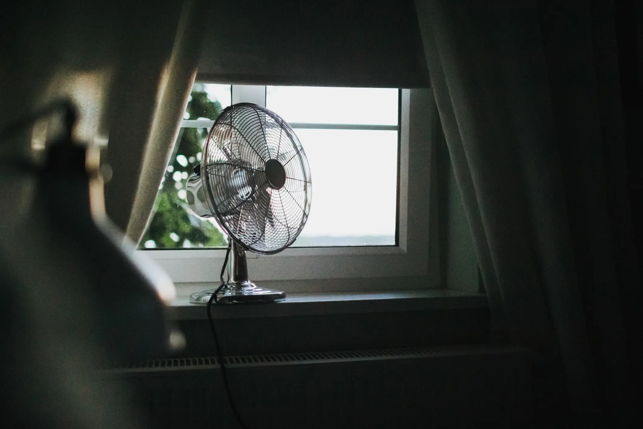 The constant airflow from the fan can dry out your sinuses and throat. (Rike_/Getty)
