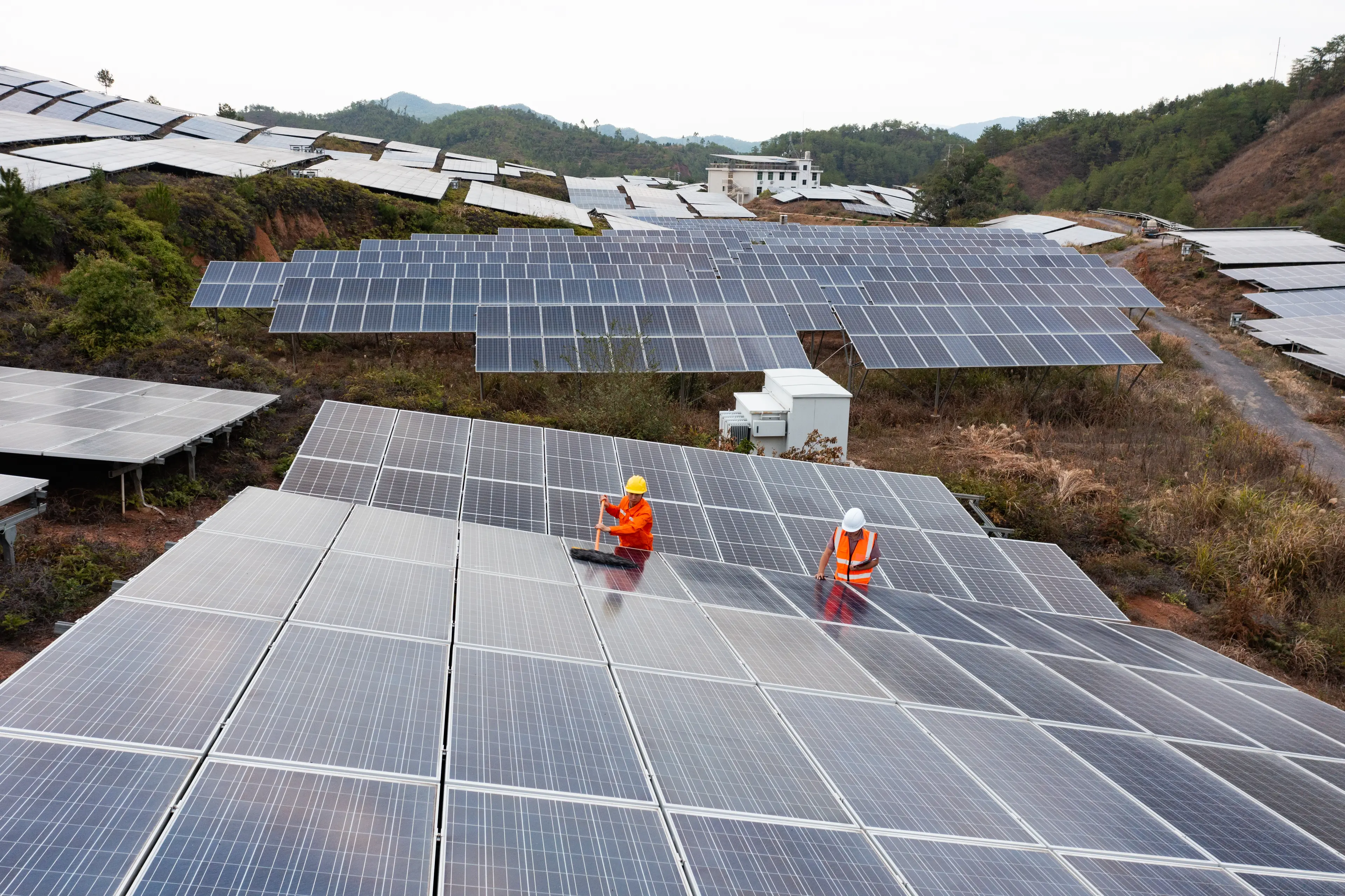 Current solar panels are heavy and fragile (Weiquan Lin / Getty)