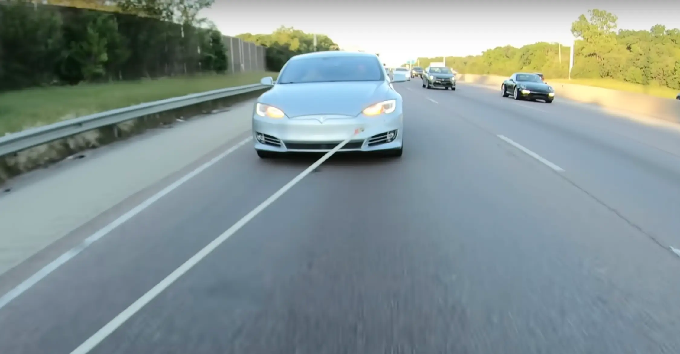 The Tesla was towed by another vehicle (YouTube/@WarpedYT)