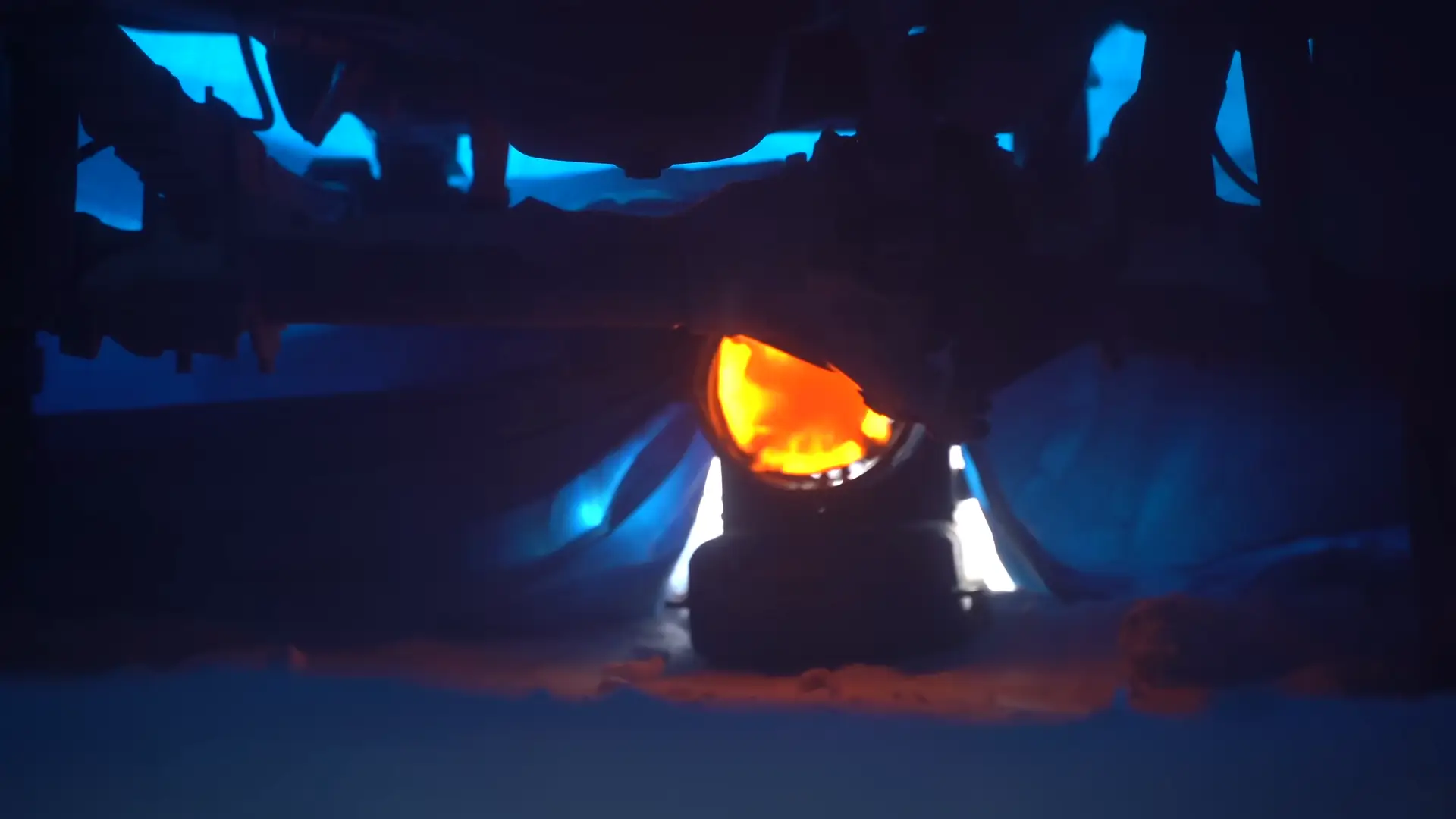 Heaters like these are used to thaw cars frozen by the extreme cold (YouTube/Kiun B)