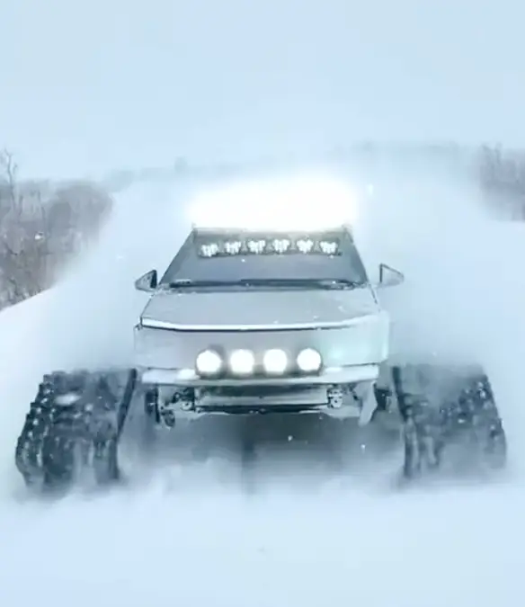 Tracks were added to the wheels of the Cybertruck / supercar_ron/TikTok