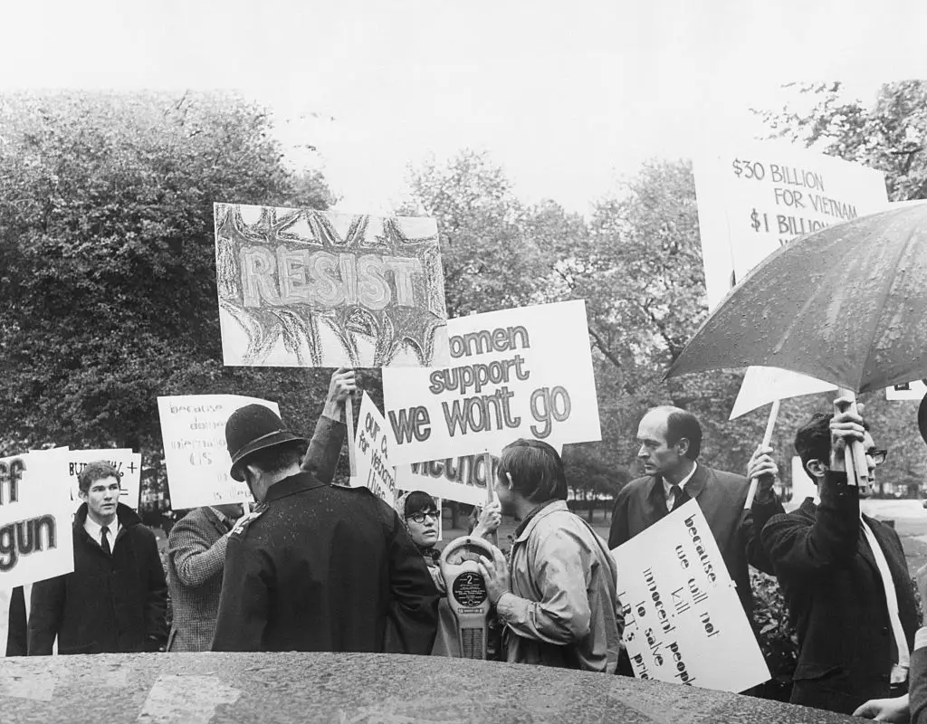 Failure to register yourself for the SSS could cost you as much as $250,000 or five years of your life in prison (Bettmann/Getty Stock)