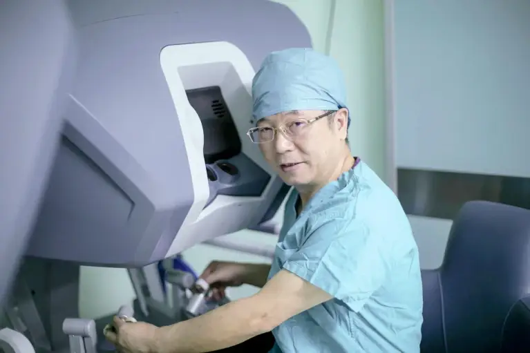 Zhang performed the 'world's first' robot-assisted surgery. (The Liberation Army General Hospital)