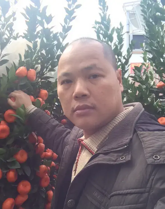 Stopera found photos of a man in China on his iPhone (Brother Orange/Matt Stopera)